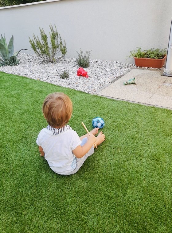 UMETNA TRAVA ZA POD IGRALA